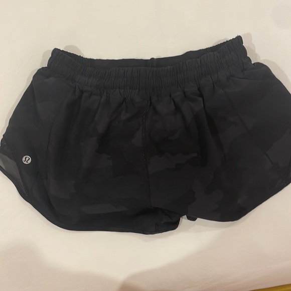 Lululemon! Black camo Hotty Hot Low-Rise 2.5 Length Size 8 - Picture 2 of 4